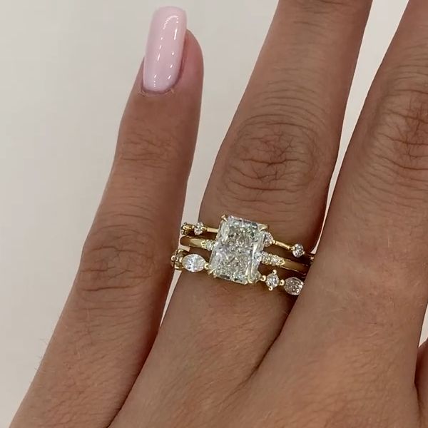 ノラ – レイヤーデザインのダイヤモンドリング。