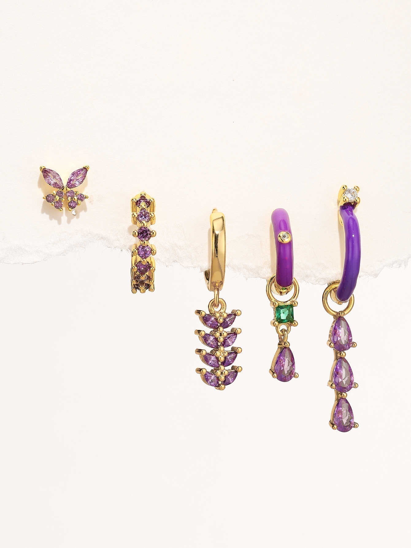 イザベラ – 幾何学的形状の繊細なゴールドイヤリング。