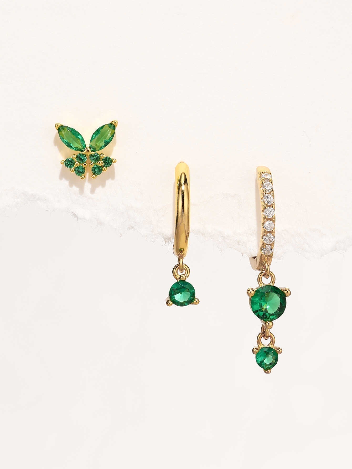 アンヤ – 繊細なエッジを持つゴールドのイヤリング