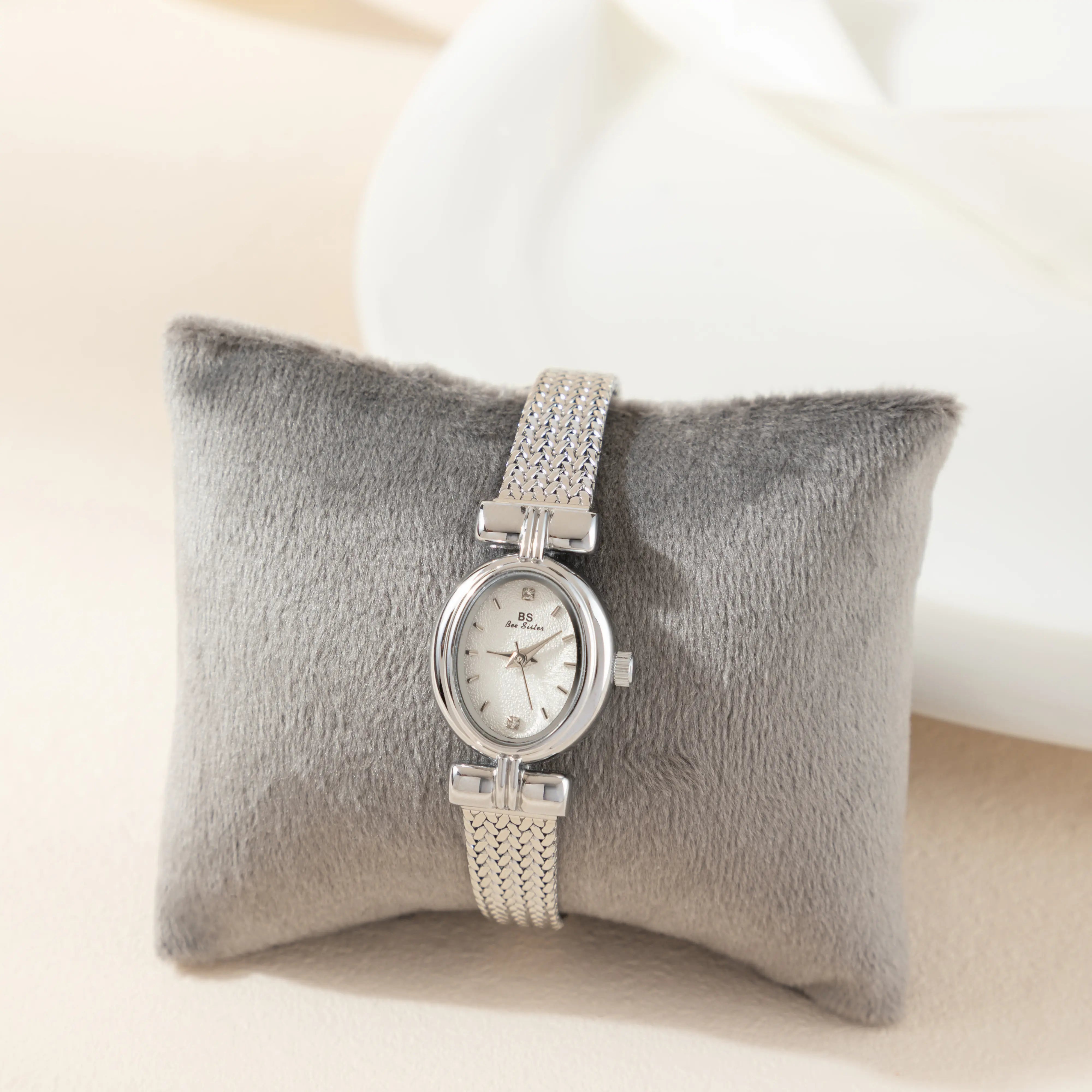 セリーナ – 楕円形デザインのゴールドウォッチ