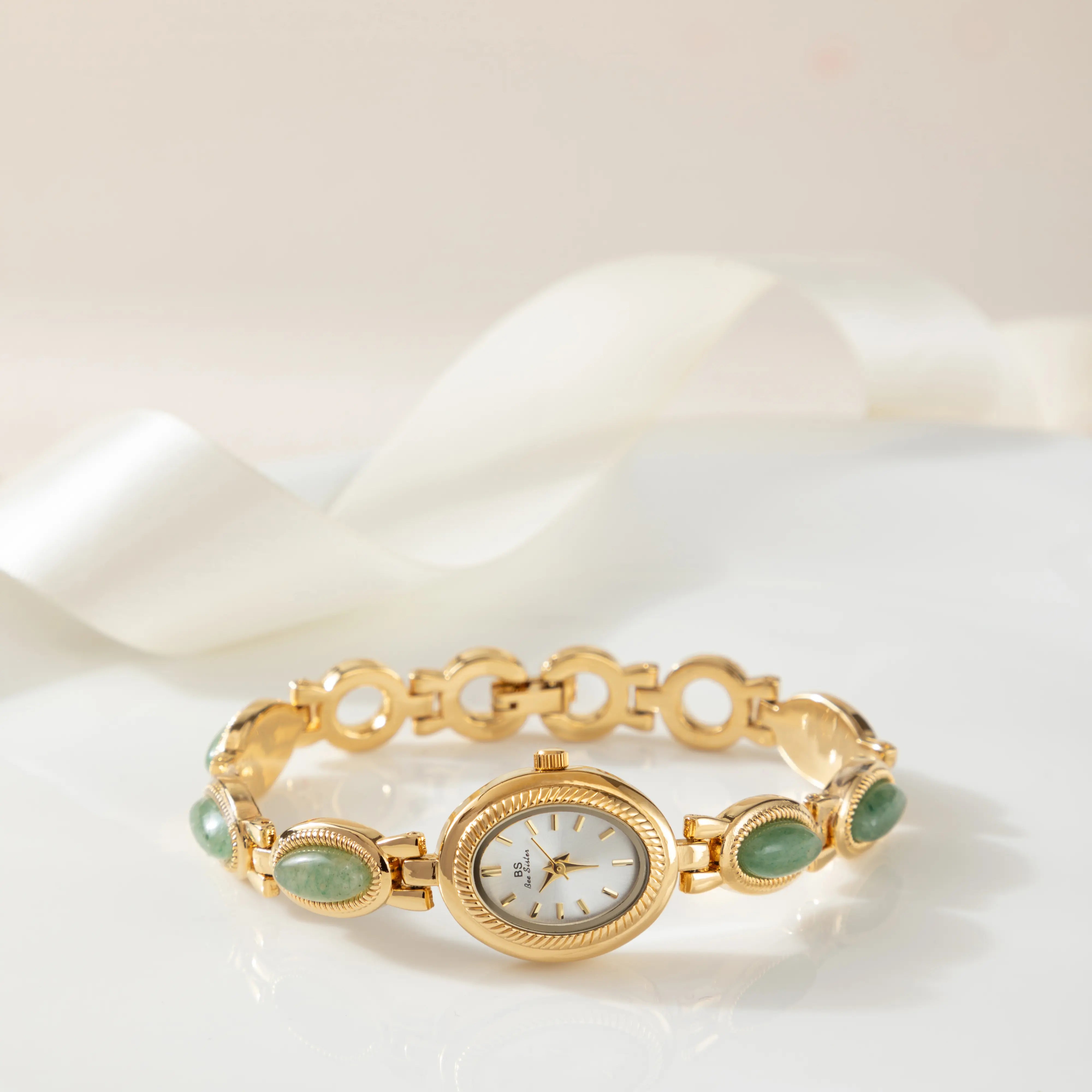 クララ – 長方形の文字盤を持つ時計。