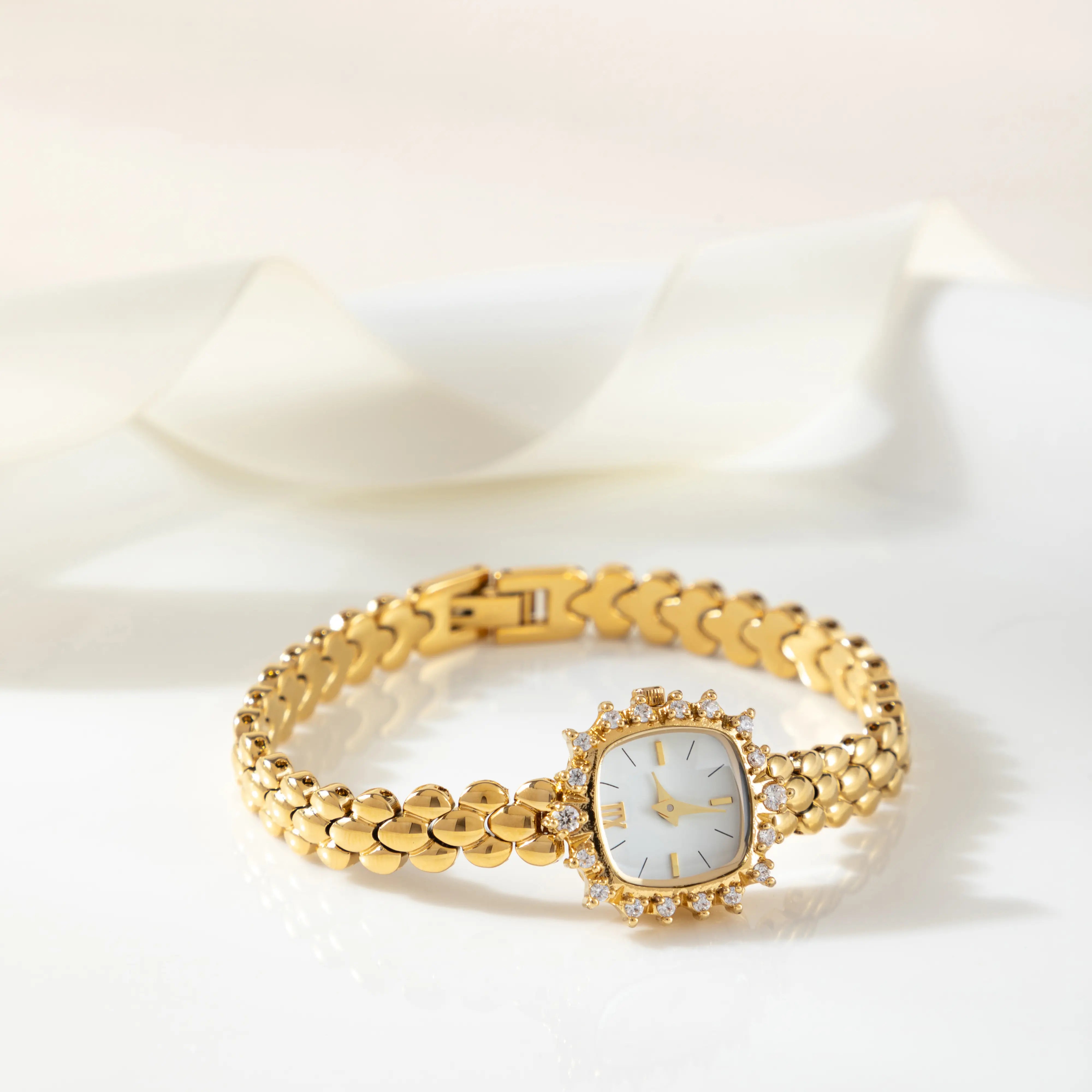 イザベラ – ラウンドデザインのゴールドブレスレット