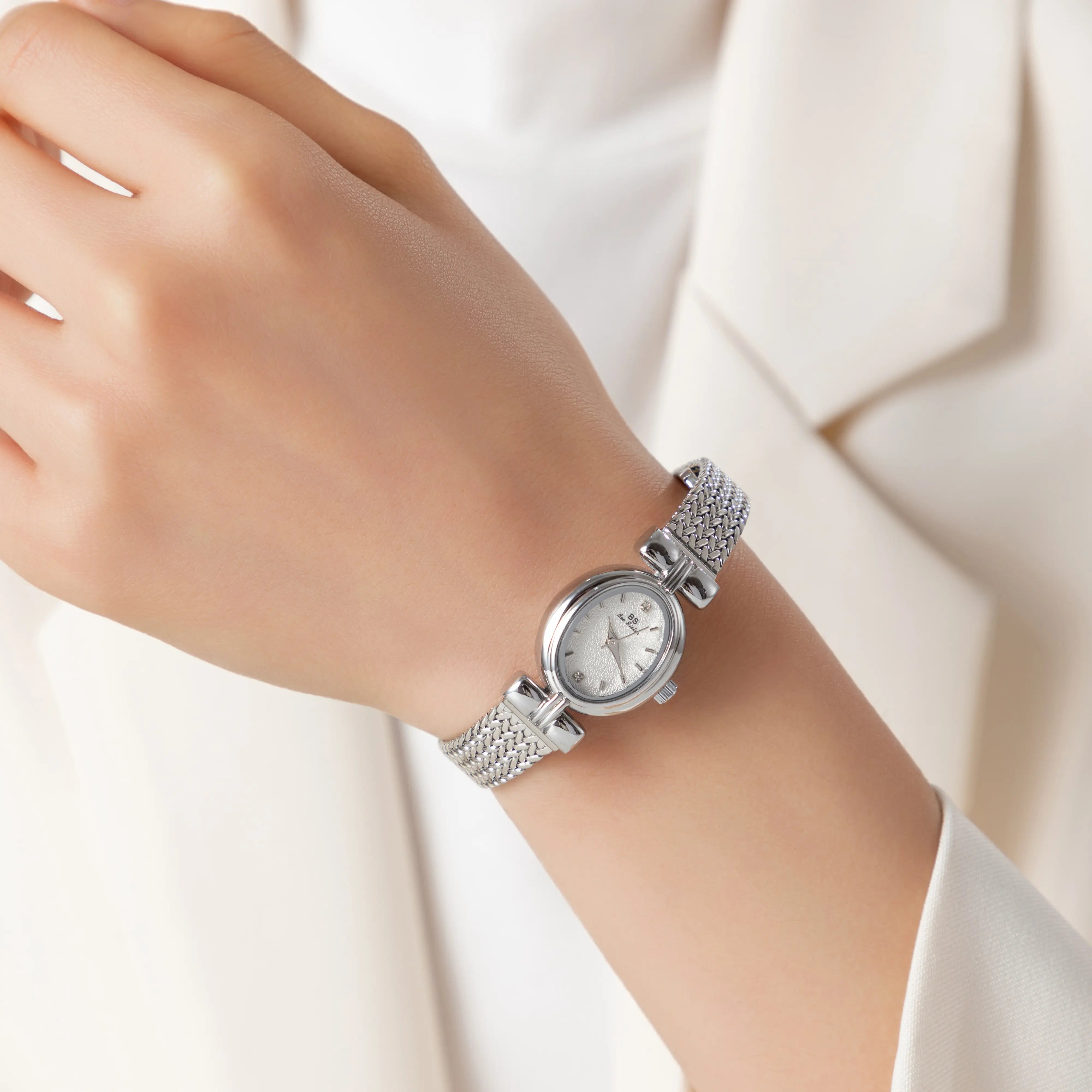 セリーナ – 楕円形デザインのゴールドウォッチ