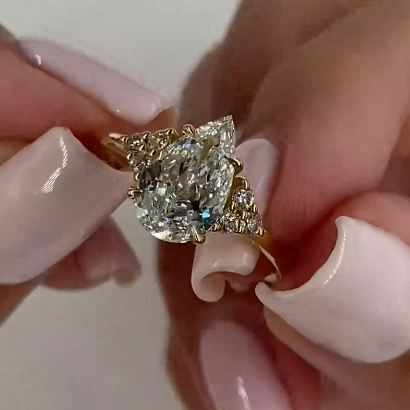 クラリッサ – ゴールドフィニッシュのドロップシェイプカットダイヤモンドリング