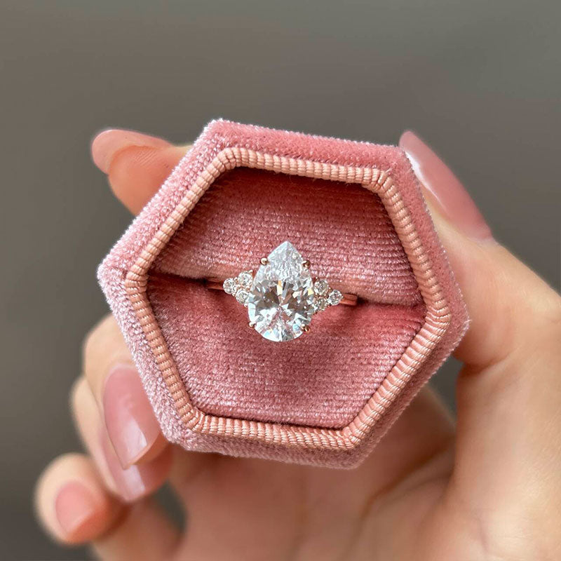 クラリッサ – ゴールドフィニッシュのドロップシェイプカットダイヤモンドリング