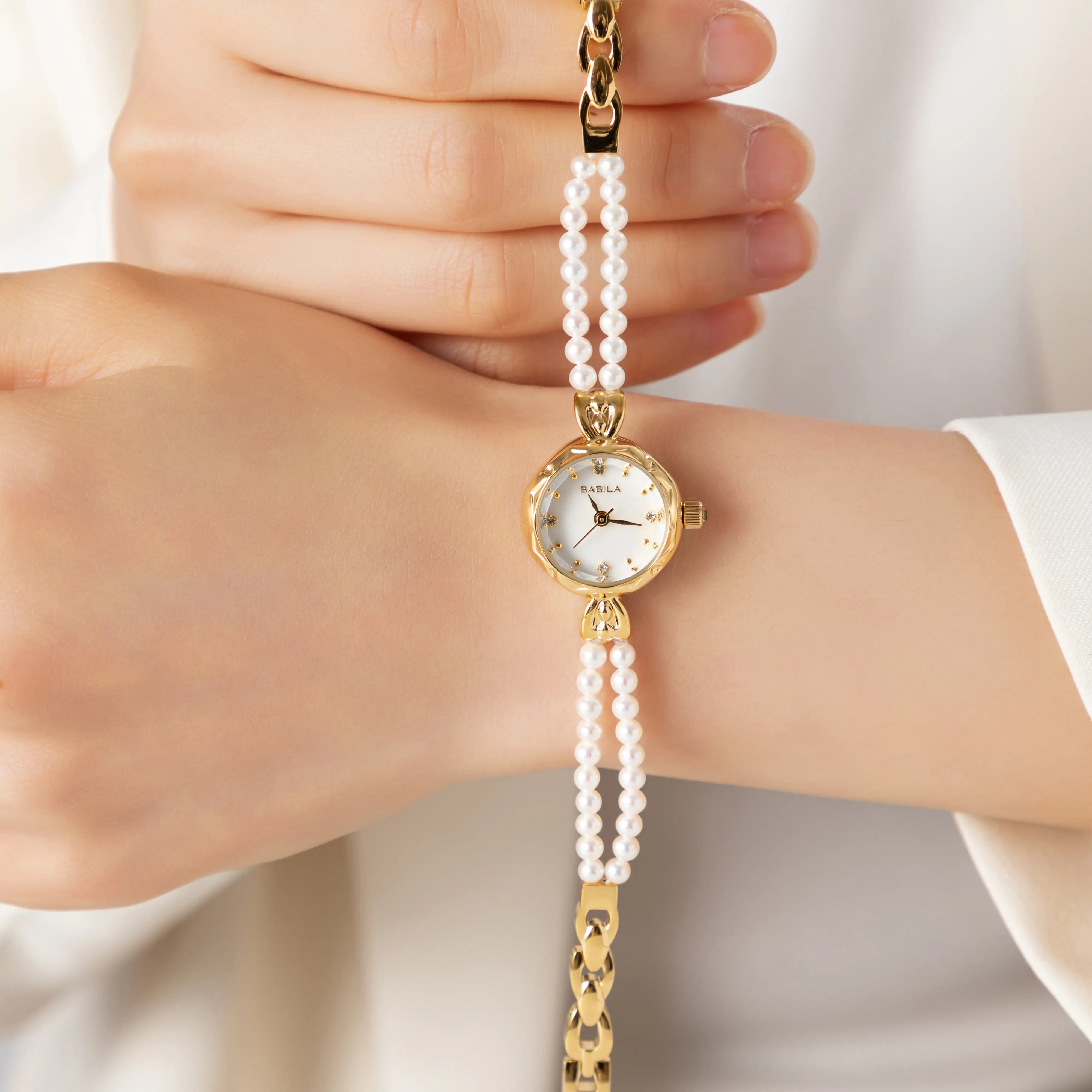 ヨハンナ – ガラスフレームのゴールド時計