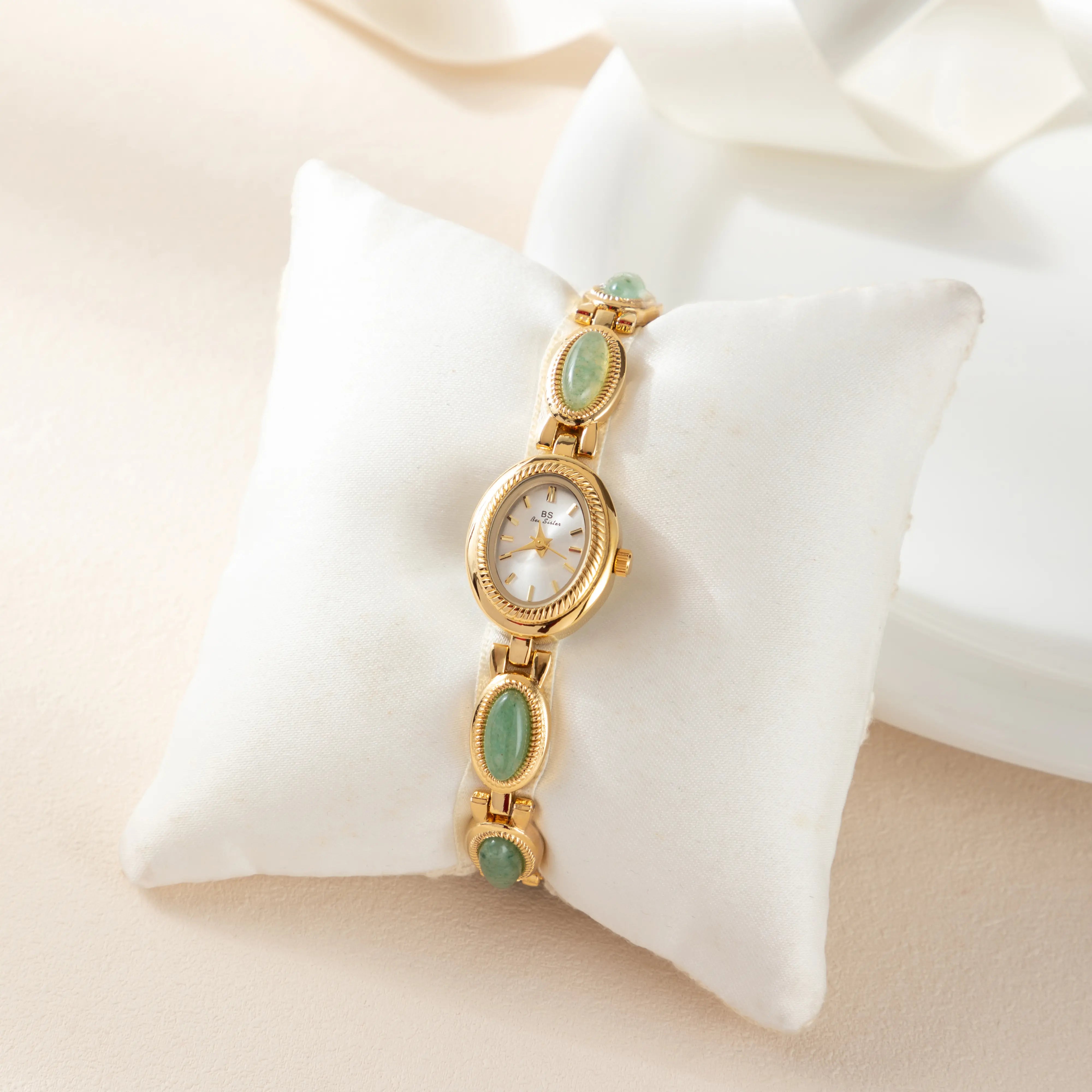 クララ – 長方形の文字盤を持つ時計。