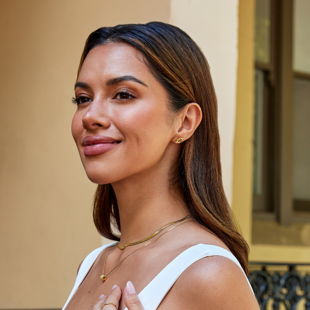 ロマナ – 編み込まれた形のゴールドイヤリング。