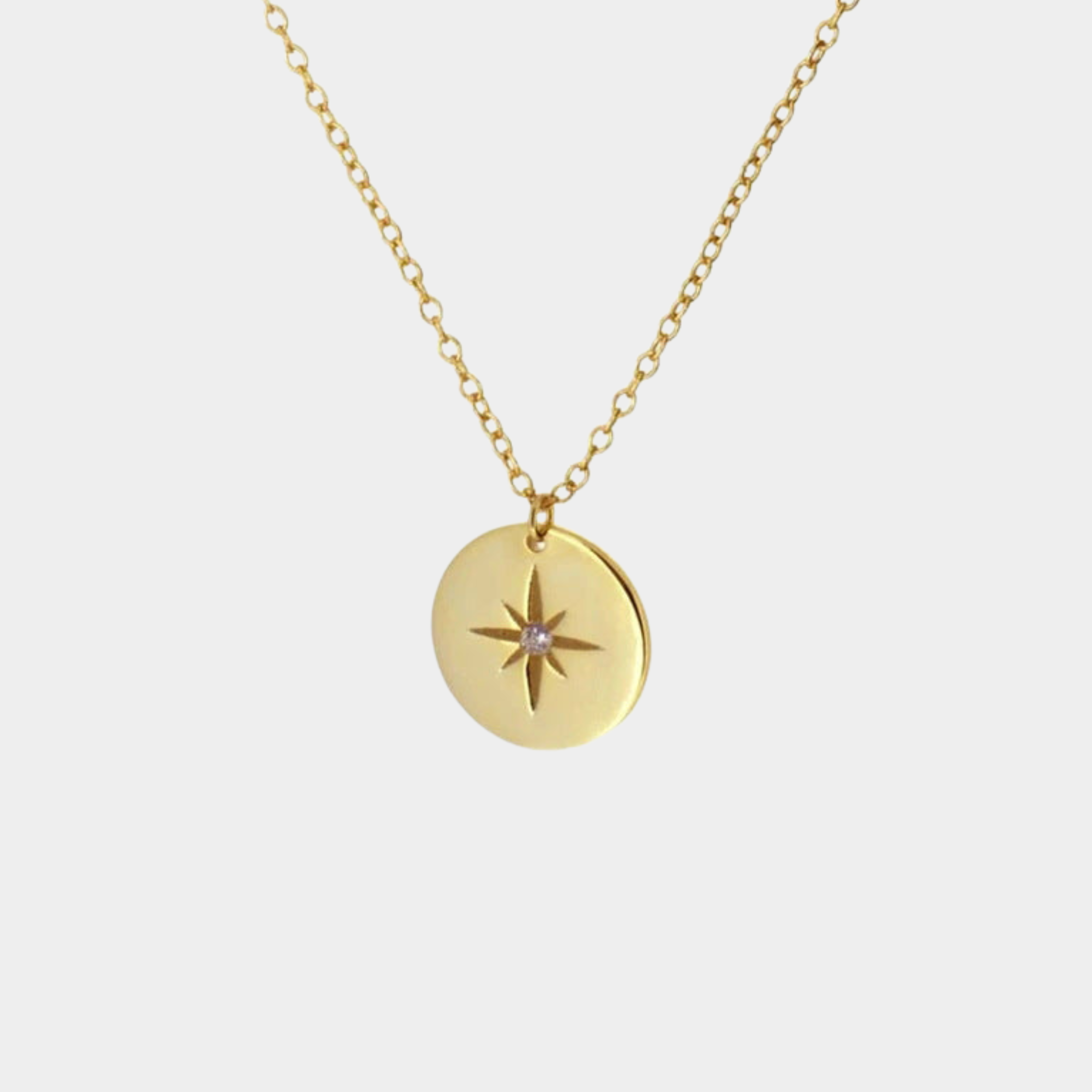 ソフィー – 複数の層と控えめなペンダント形状のシルバーネックレス。