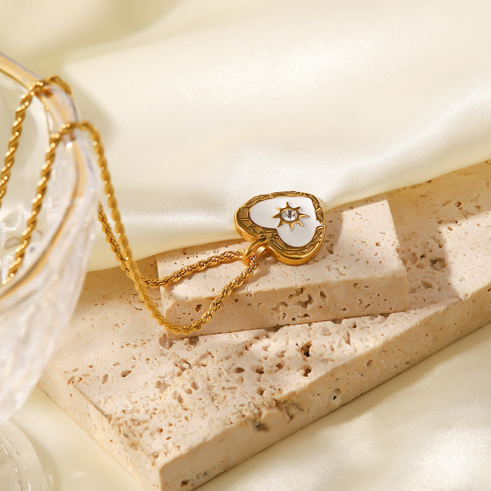 アルジェビータ – 小さな象徴的なペンダント付きのゴールドネックレス。