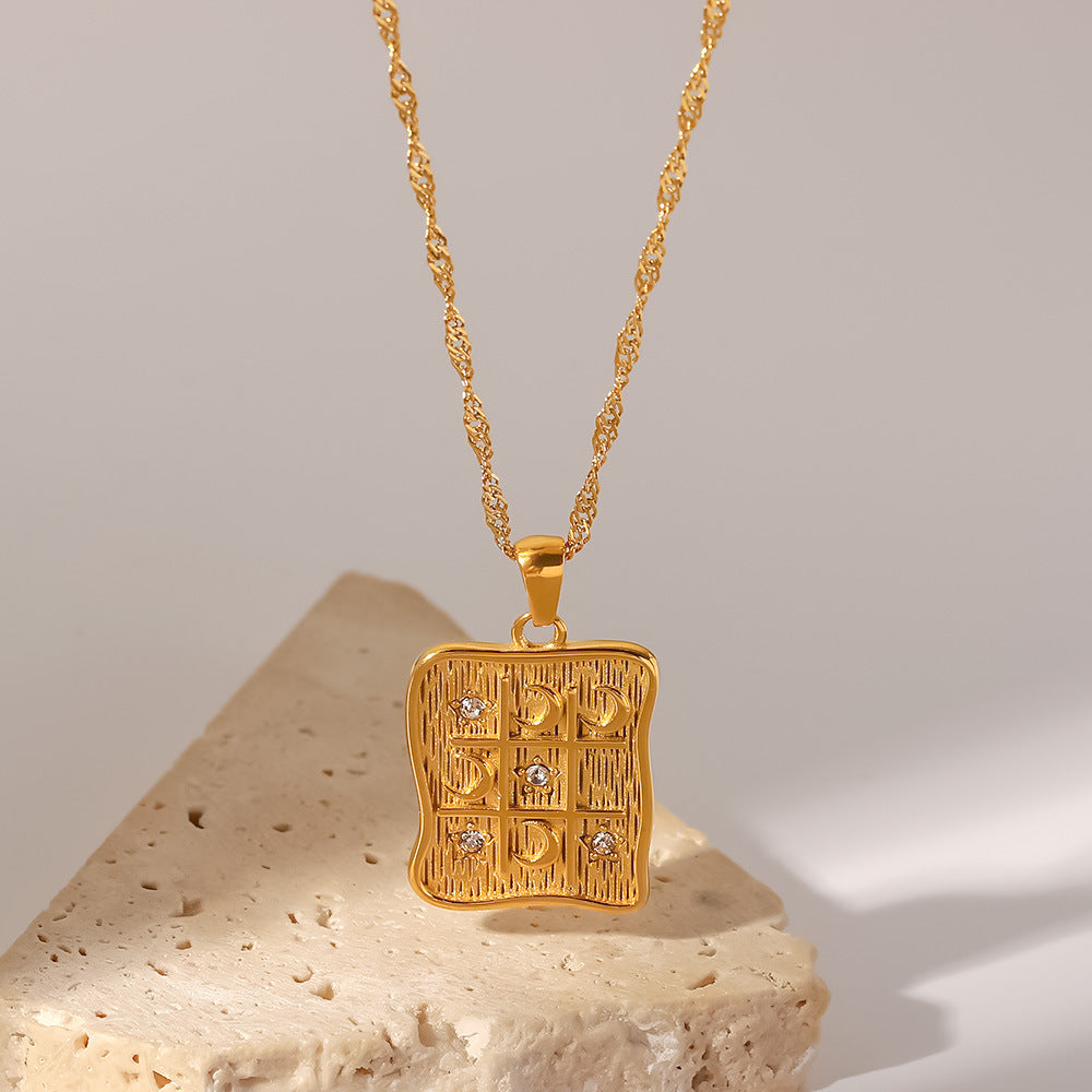 アルジェビータ – 小さな象徴的なペンダント付きのゴールドネックレス。