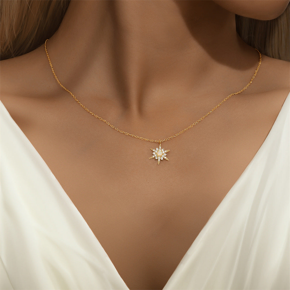 アマリー – ラウンドペンダント付きのデリケートなシルバーネックレス。