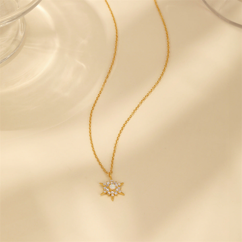 アマリー – ラウンドペンダント付きのデリケートなシルバーネックレス。