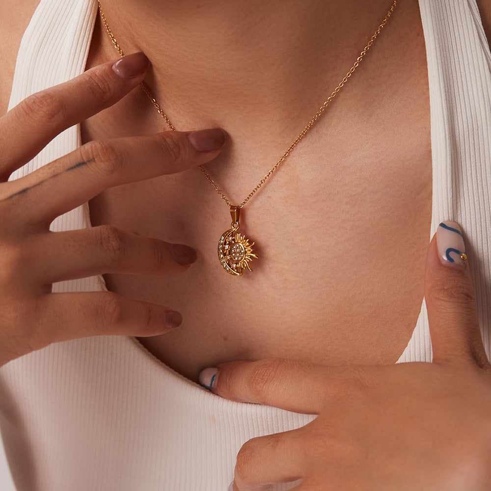 アルジェビータ – 小さな象徴的なペンダント付きのゴールドネックレス。