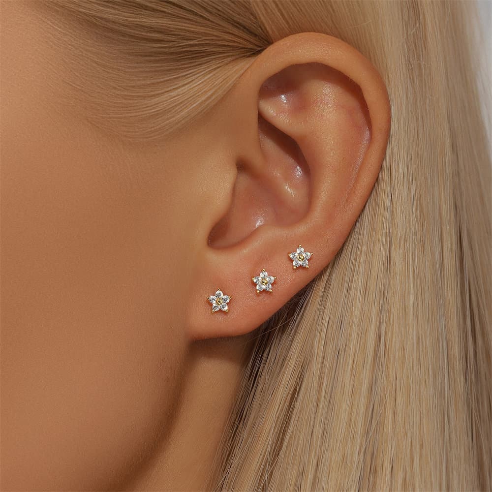 アメリー – 動きのあるデリケートなゴールドピアス。