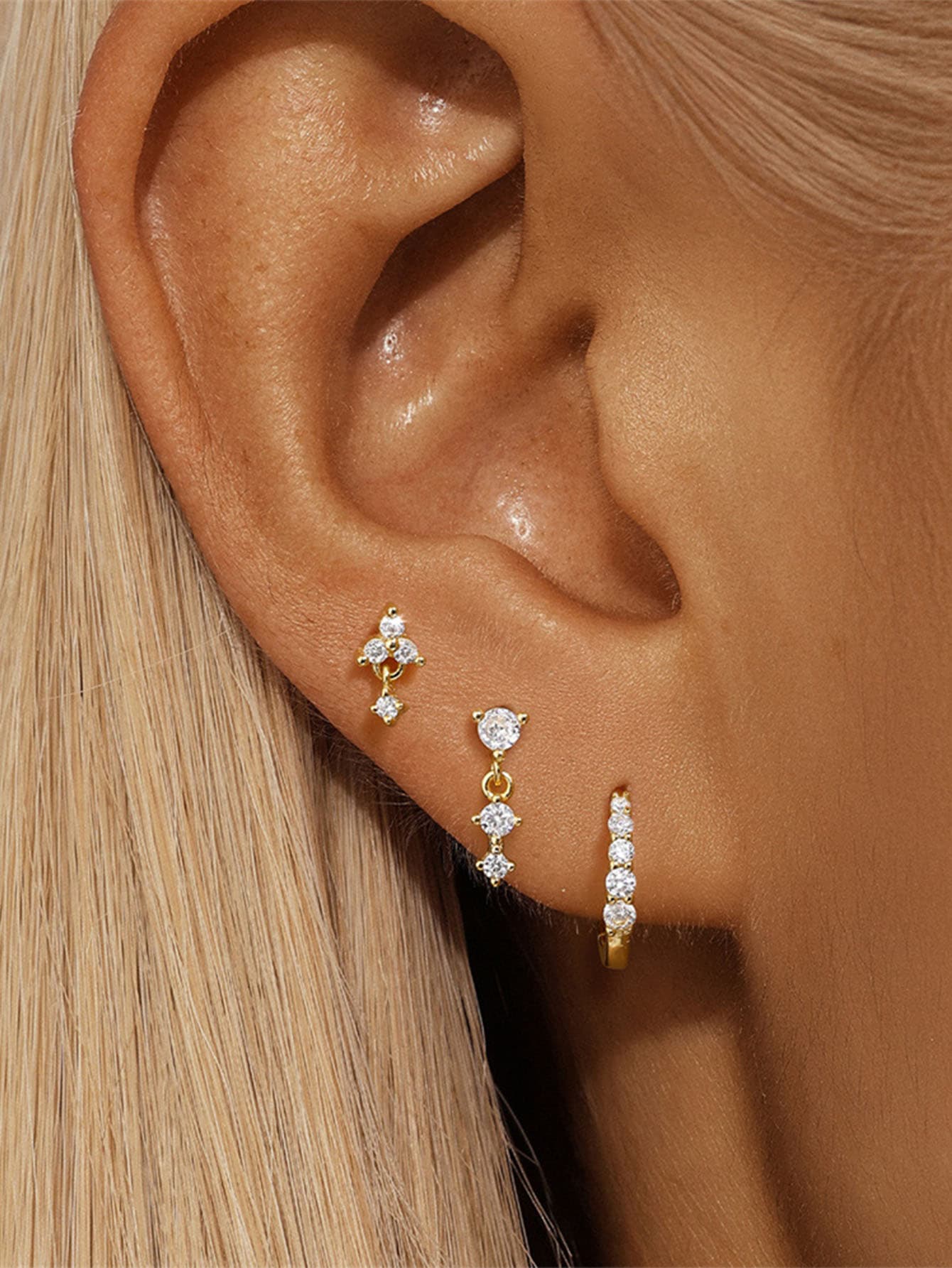 エヴァ - シンプルな輝きを持つゴールドのイヤリング