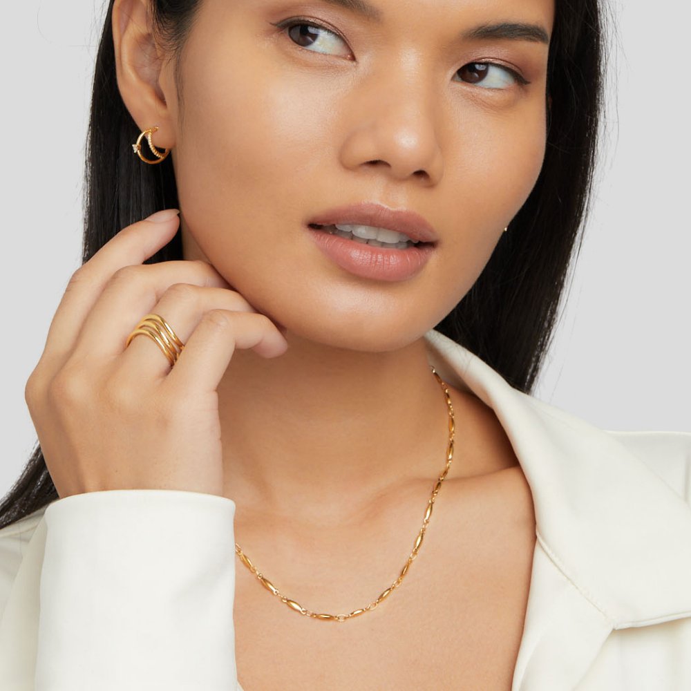 マグダレーナ – 繊細な金のネックレス、微妙なリンク付き。