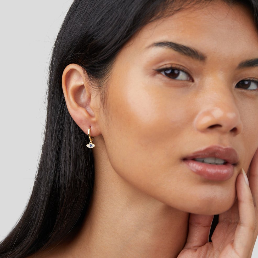 ルアナ – 繊細な真珠をあしらったゴールドのイヤリング。