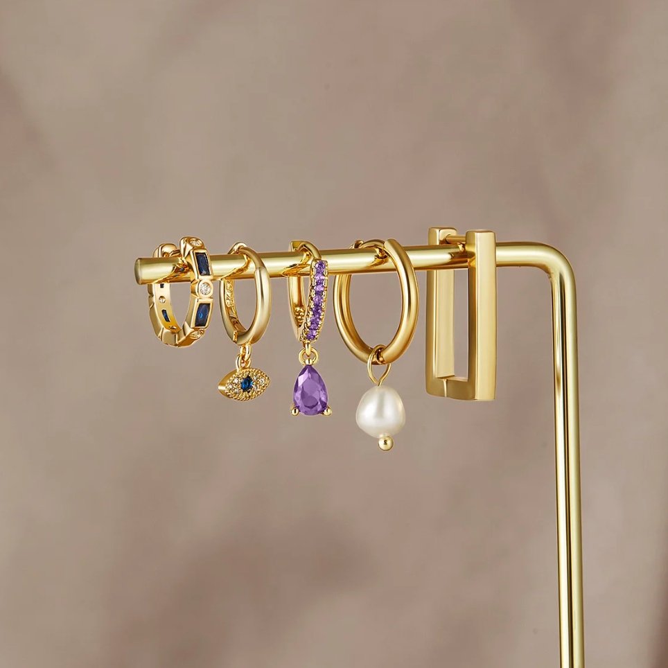 ルアナ – 繊細な真珠をあしらったゴールドのイヤリング。