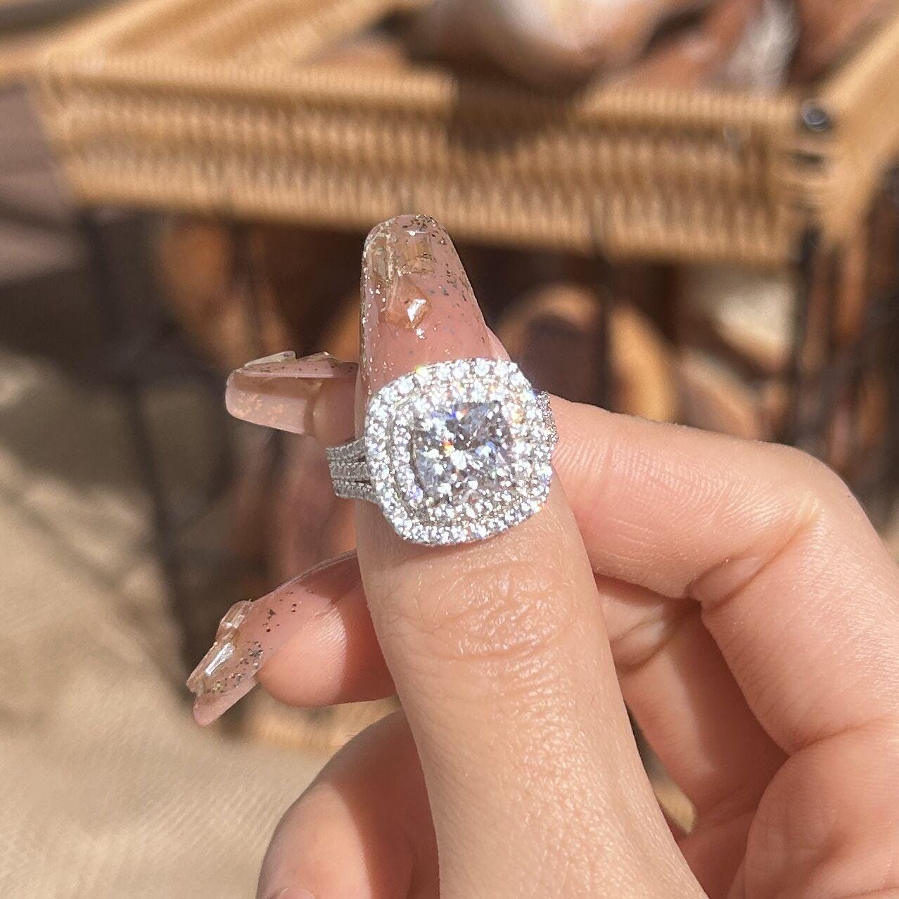 フリーダ - ラウンドストーンのソリテールリング