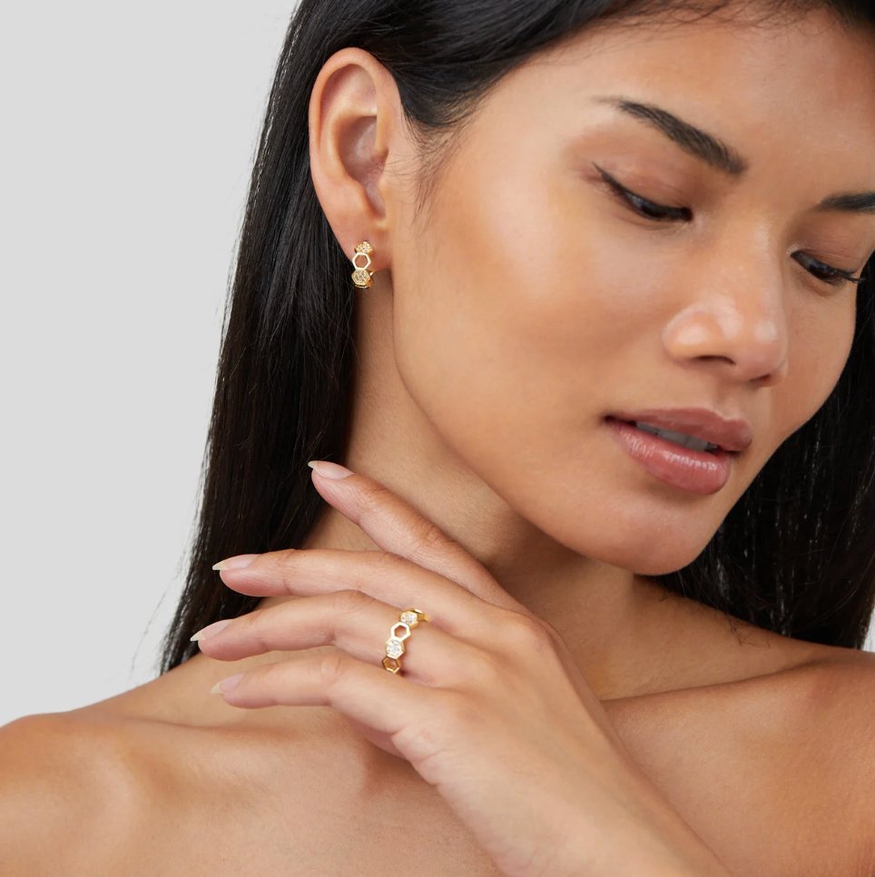 フリードリカ – パールアクセントのゴールドリング。