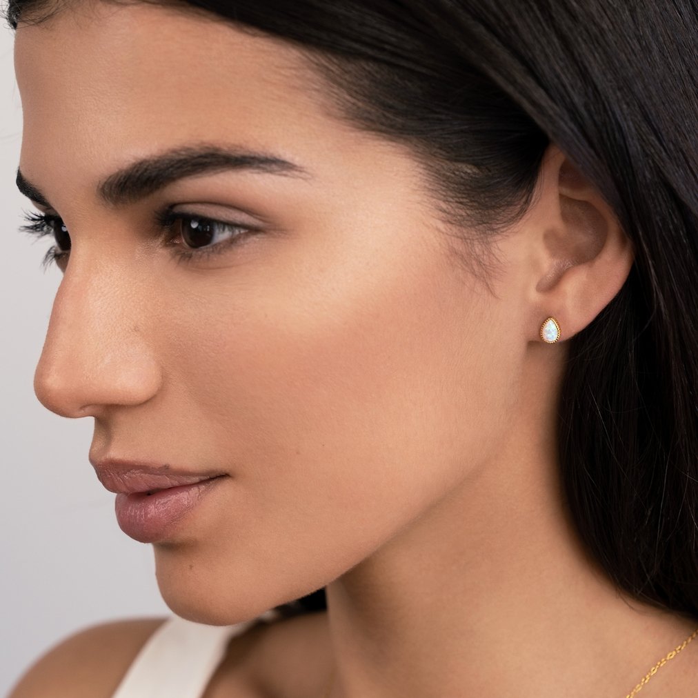 メリーナ – 繊細な開口部を持つ小さな金色のリング。