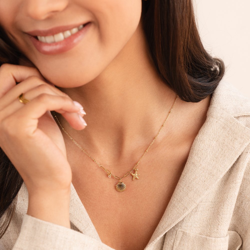 グレタ – 星のアクセサリーが付いたゴールドのネックレス。