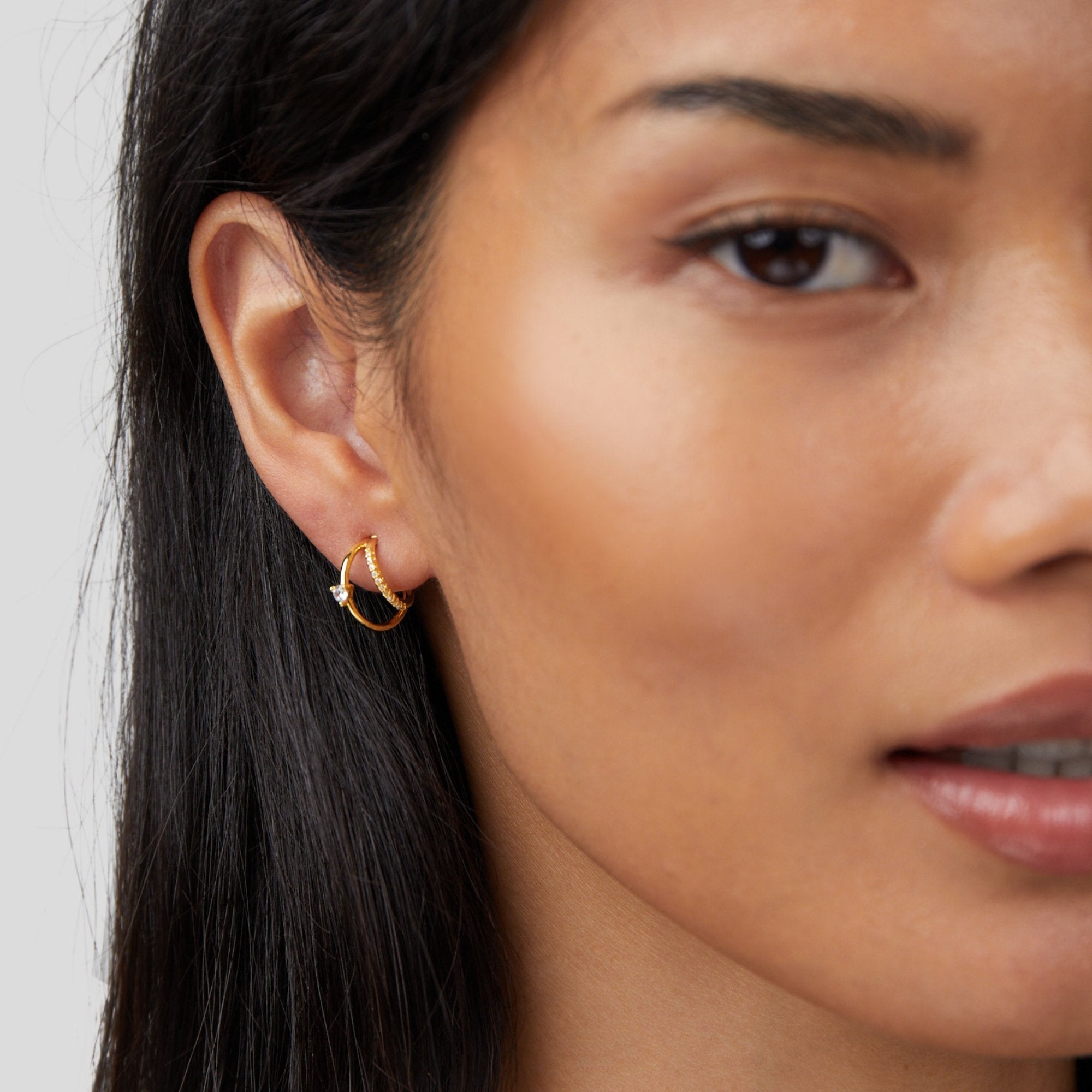 マリアナ – スリムなシルエットのシルバーイヤリング。