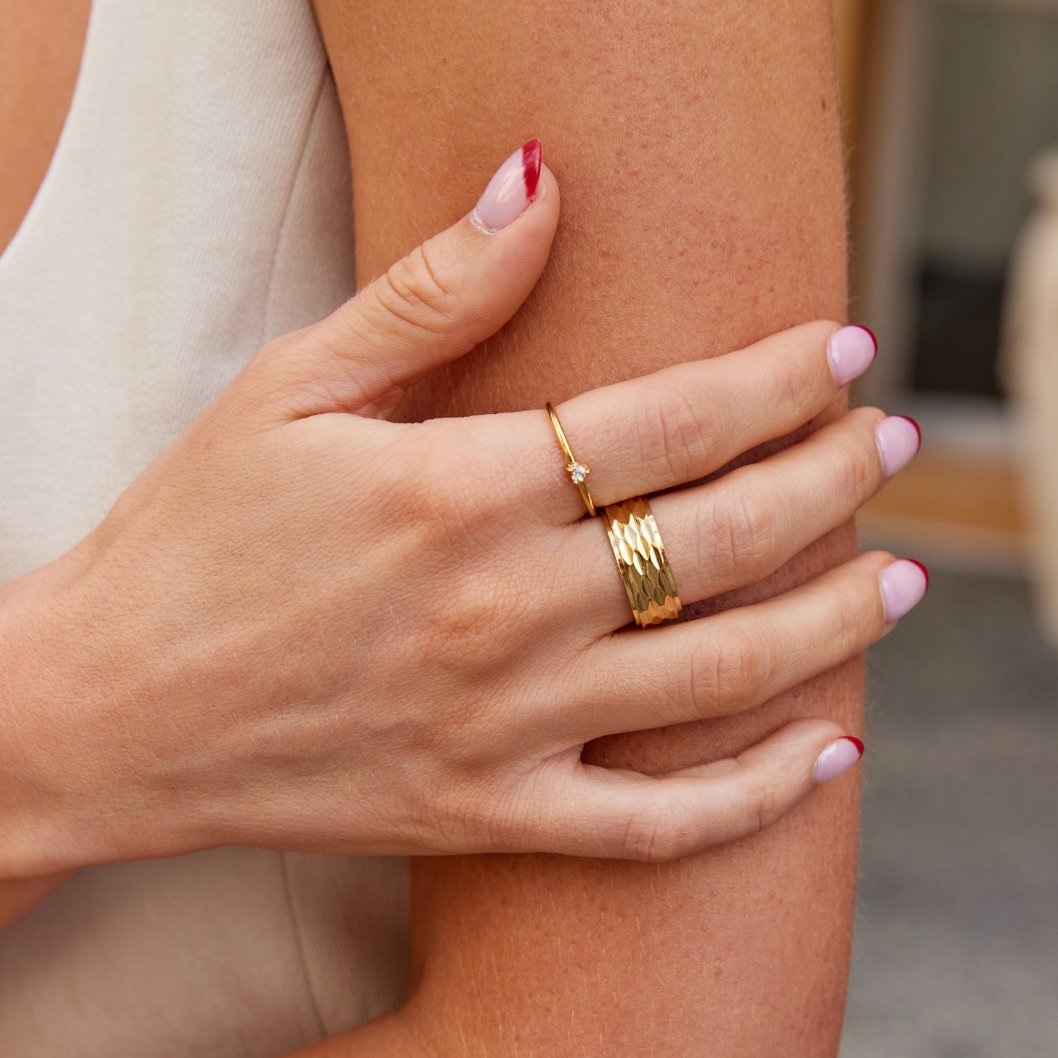 レオニー – シンプルでゴージャスなリング。