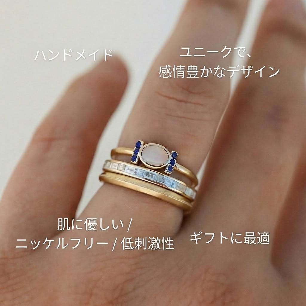 テレザ – 輝くオパールとクリアな輪郭を持つ繊細なゴールドリング。