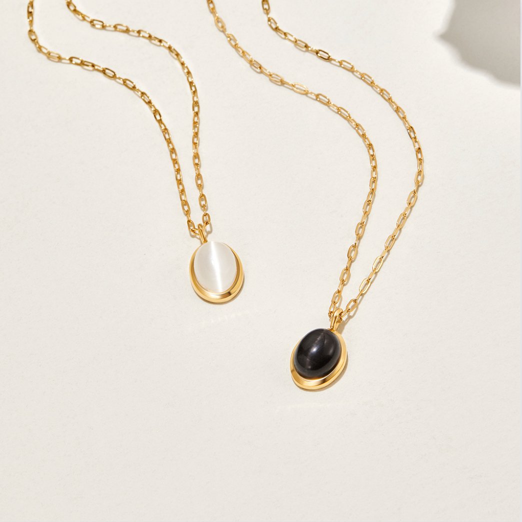 ヴェロニカ – ブラックアクセント付きダブルゴールドネックレス。