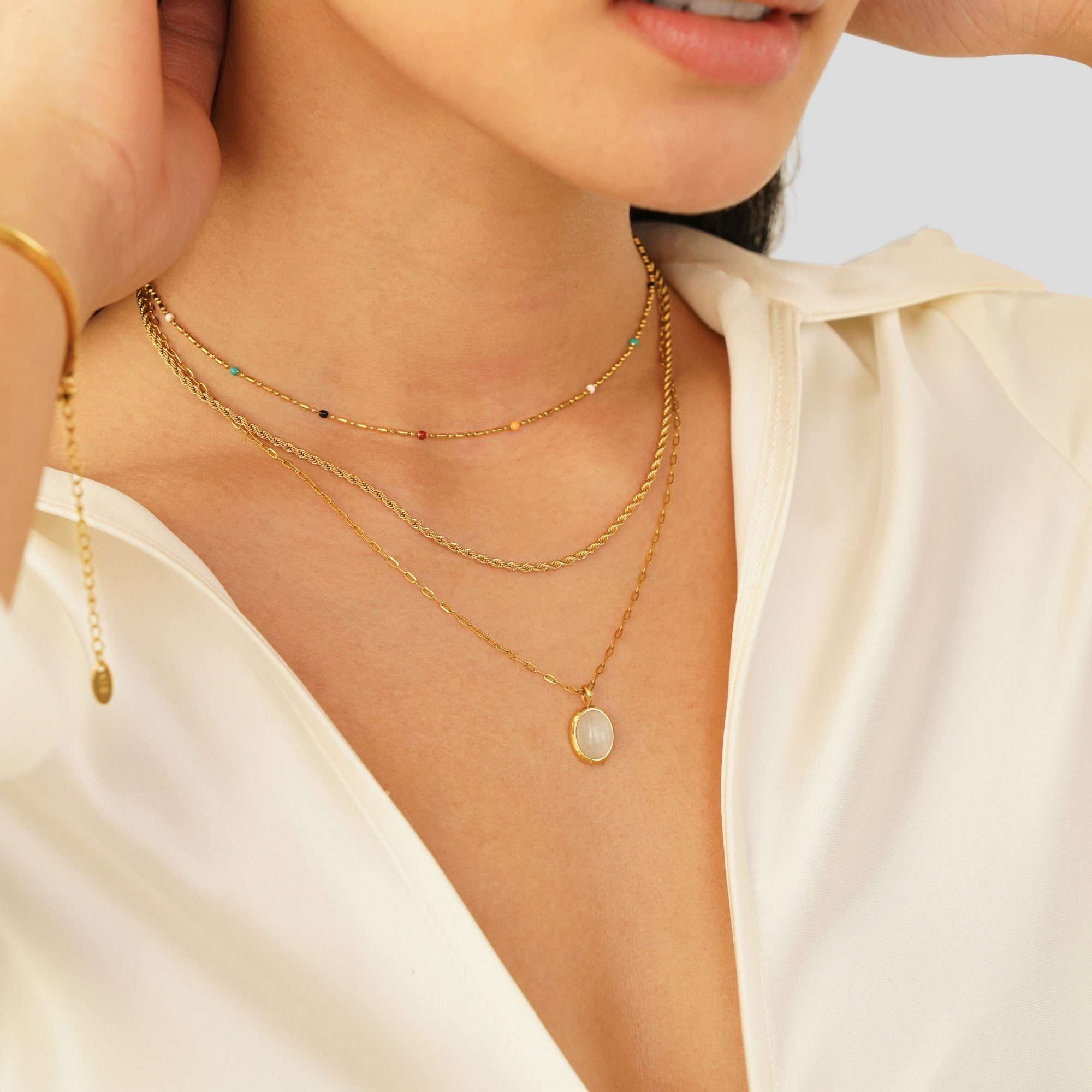 ヴェロニカ – ブラックアクセント付きダブルゴールドネックレス。