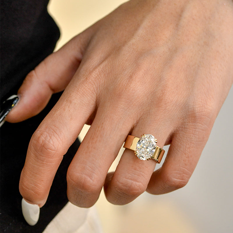 ララ – ゴールド仕上げのラウンドストーン付きソリテールリング。